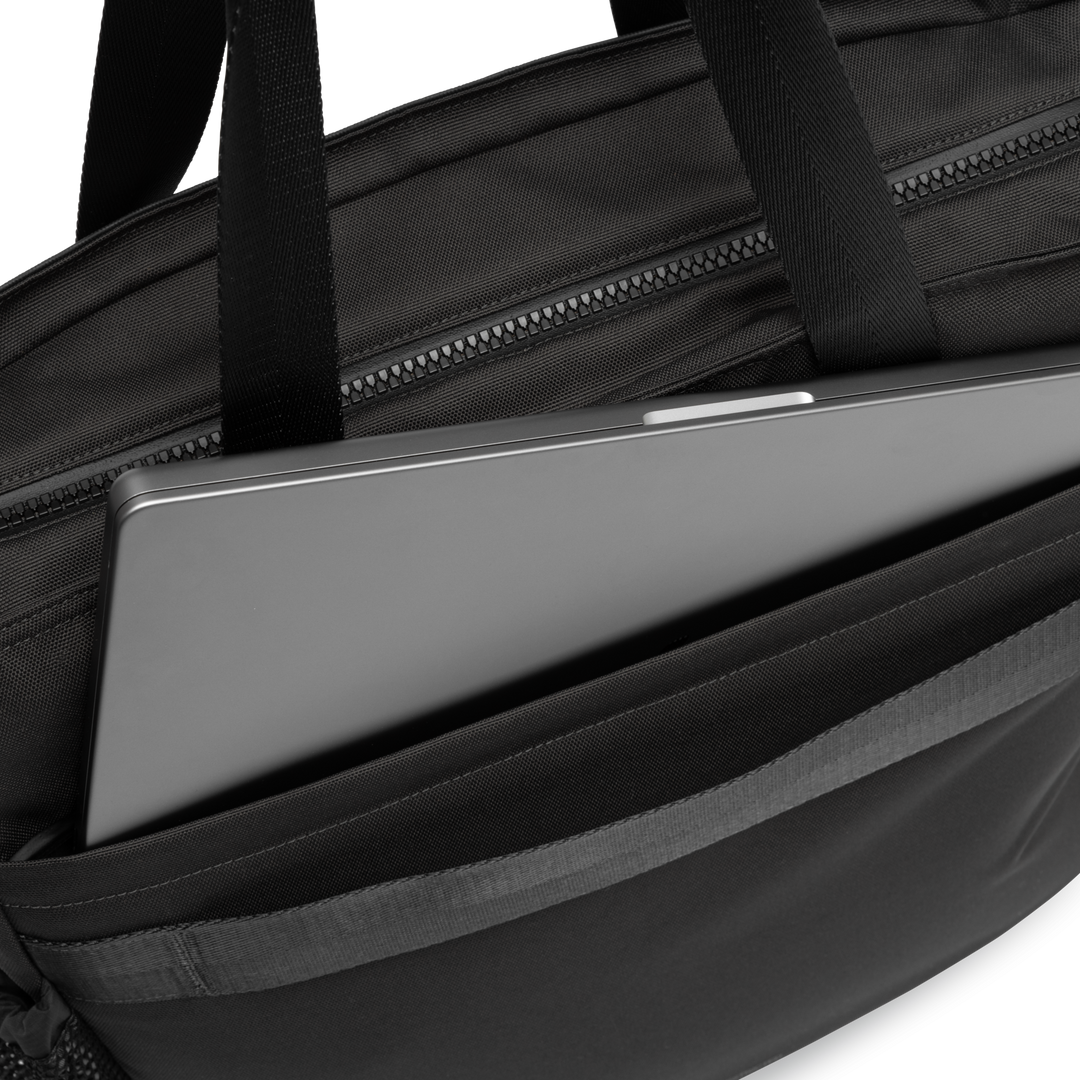 Dometic Unrestricted Tote XL magnetic front pockets